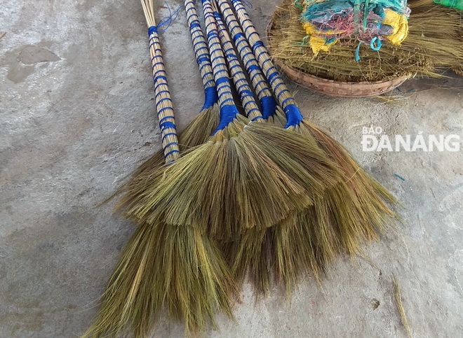  A reed sweeper is usually sold at 20,000 VND and more, depending on the size and quality.