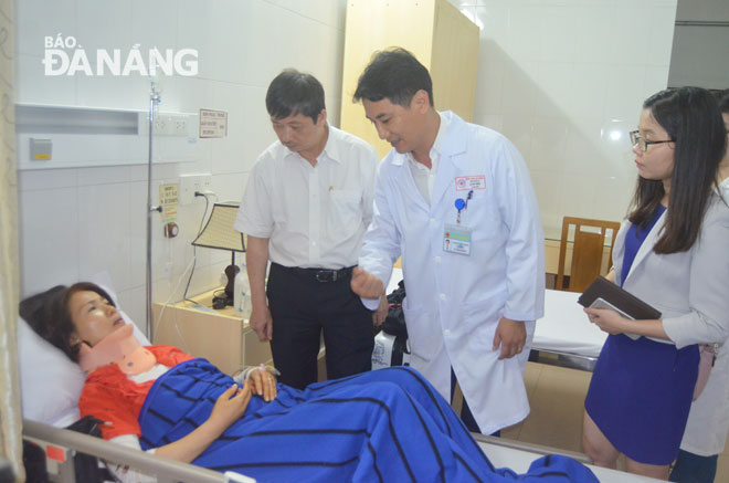 Phó Chủ tịch Thường trực Đặng Việt Dũng thăm hỏi nạn nhân vụ tai nạn giao thông