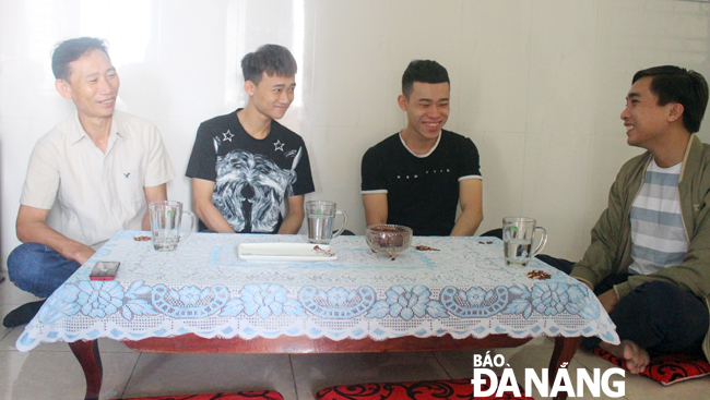 Nguyễn Hữu Bình (thứ 2 từ phải qua) và Nguyễn Hữu Thắng cùng bố lắng nghe lời dặn dò của cán bộ địa phương (bìa phải) trước khi lên đường nhập ngũ.