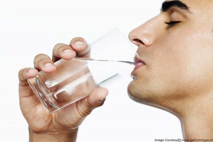 Uống nhiều nước hơn: Nước là một trong những phần quan trọng nhất của cơ thể, nó giúp huy động hàm lượng đường cao trong máu. Uống nhiều nước mỗi ngày không chỉ giúp điều hòa các chức năng cơ thể mà còn giúp giảm nguy cơ mắc các bệnh tim mạch và bệnh tiểu đường.