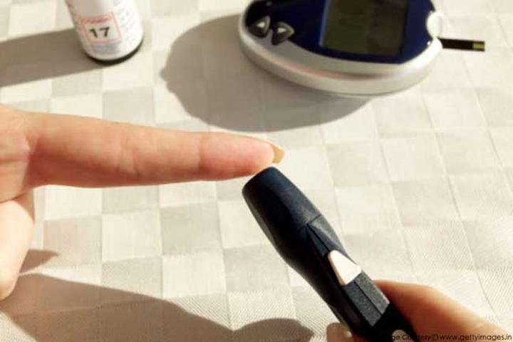 Kiểm tra lượng đường huyết: Một trong những cách tốt nhất để tránh bệnh tiểu đường là thường xuyên kiểm tra lượng glucose trong máu. Người trên 45 tuổi nên kiểm tra hàm lượng đường trong máu 3 năm một lần. Người có huyết áp cao hoặc béo phì nên kiểm tra thường xuyên hơn và chia sẻ với bác sĩ để được tư vấn.