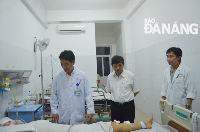 Phó Chủ tịch Thường trực UBND thành phố Đặng Việt Dũng thăm nữ bệnh nhân bị tai nạn vào đầu giờ chiều 18-2