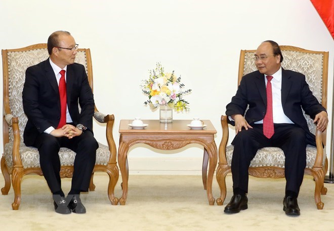 Prime Minister Nguyen Xuan Phuc (R) and head coach Park Hang-seo (Source: VNA)