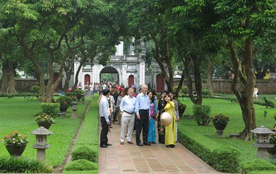 Foreign visitors at the Literature Temple in Ha Noi. 