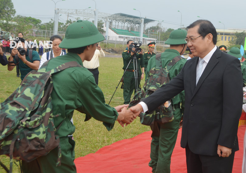 Chủ tịch UBND thành phố Huỳnh Đức Thơ động viên các tân binh tại điểm giao nhận quân quận Ngũ Hành Sơn. ảnh: NGỌC PHÚ