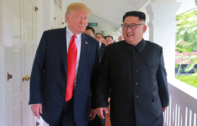 Tổng thống Mỹ Donald Trump (trái) và nhà lãnh đạo CHDCND Triều Tiên Kim Jong-un gặp gỡ tại Singapore ngày 12-6-2018. 			  Ảnh: Reuters