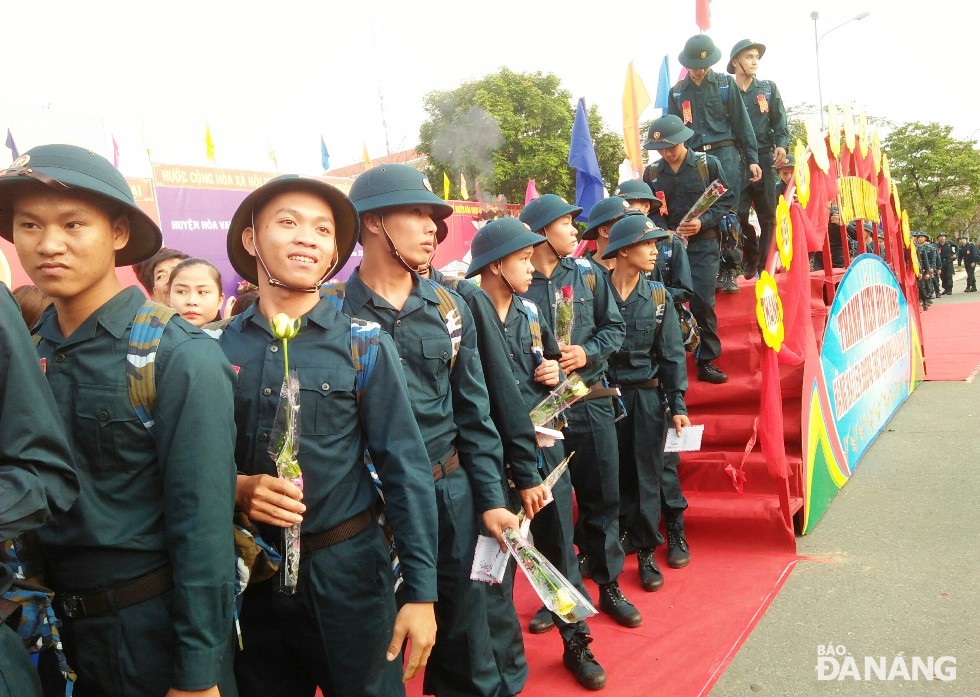 Thanh niên Hòa Vang hăng hái lên đường nhập ngũ. ảnh: THÚY NGÂN