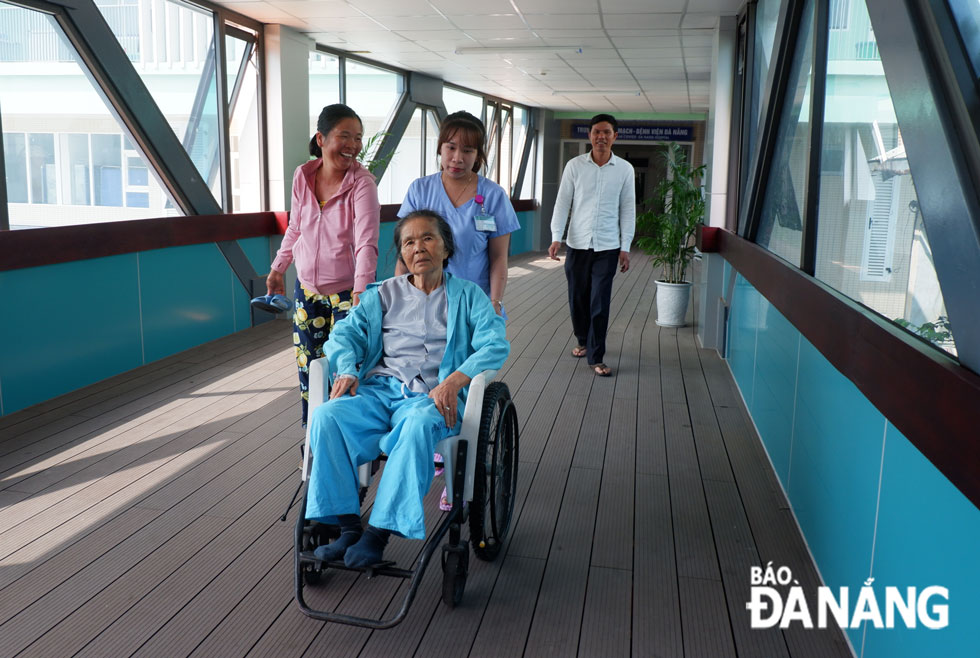 Trung tâm xây dựng hệ thống cầu thang nối với Bệnh viện Đà Nẵng, giúp quá trình vận chuyển bệnh nhân được rút ngắn, việc phối hợp giữa các chuyên khoa được kịp thời.