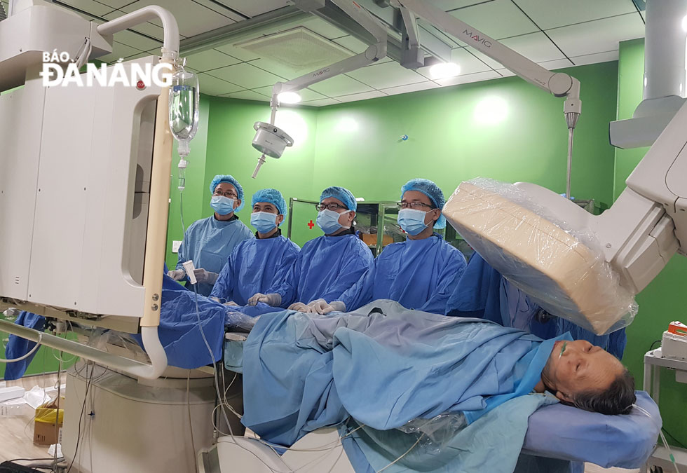 Để chuẩn bị cho Trung tâm đi vào hoạt động, từ năm 2014, các y bác sĩ tại đây đã bắt tay vào thực hiện can thiệp và phẫu thuật những ca tim bẩm sinh phức tạp, đồng thời được cử đi đào tạo chuyên sâu tại một số quốc gia có nền y học phát triển trên thế giới