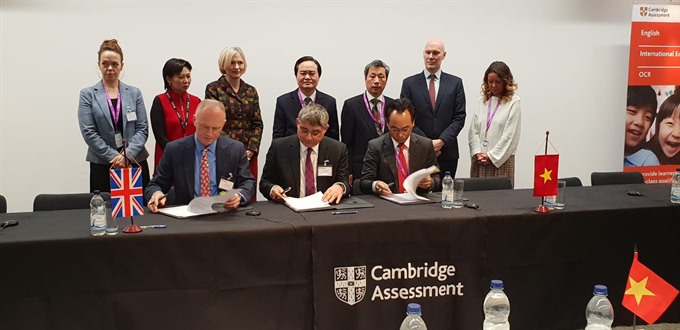 The co-operation memorandum signing between the Hanoi University of Science and Technology and Cambridge University Press. Four more universities in Việt Nam have been granted Cambridge International’s Level A qualification. – VNS Photo Read more at http://vietnamnews.vn/society/505271/more-universities-granted-cambridge-intl-level-a-qualification.html#M1LtIqOZbIJucg0A.99