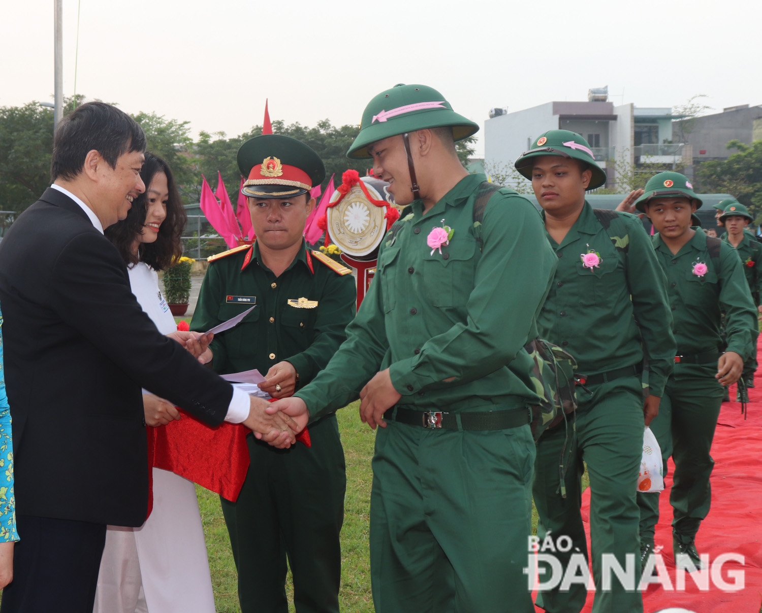 Newly-recruited soldiers in Thanh Khe District receiving flowers from Vice Chairman Dung.