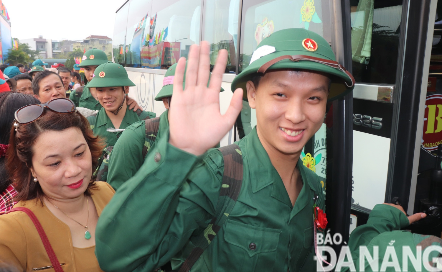 Newly-recruited soldiers in a see-off ceremony in Thanh Khe District.