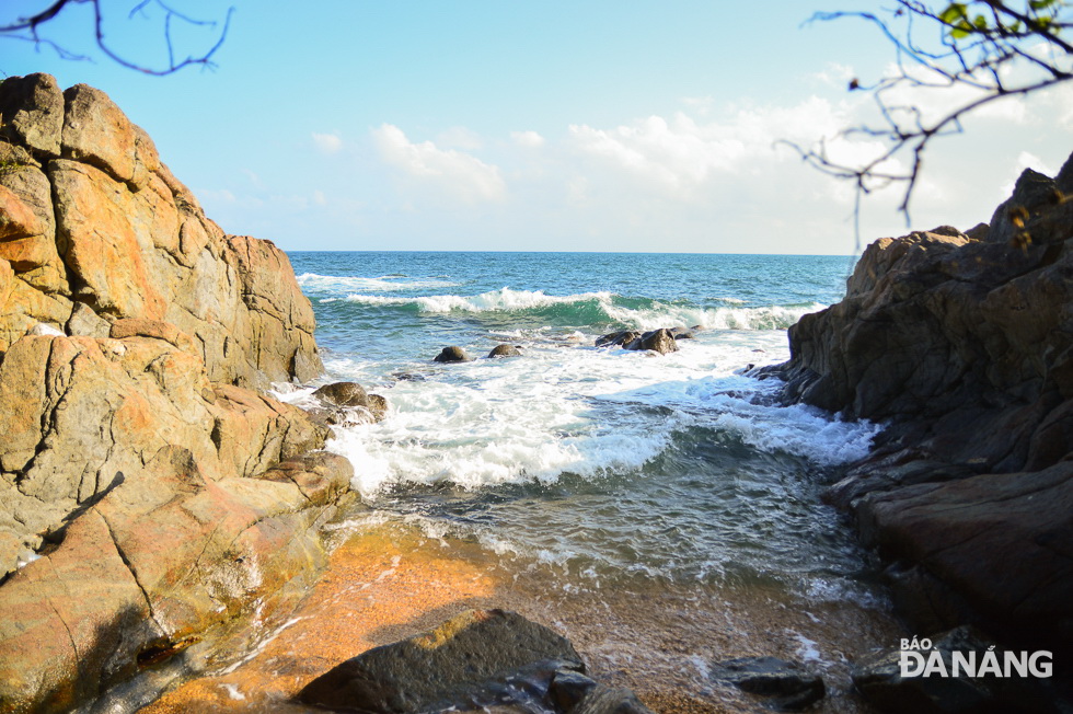 Two 3m and 4m-high cliffs look like a natural gate to catch the waves.