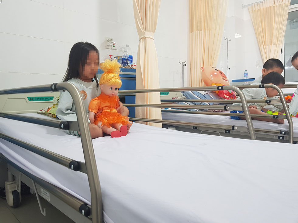 Giường bệnh nhi được lắp thêm hệ thống thanh chắn ở 2 bên giường, giúp các bé an toàn trong quá trình nằm điều trị