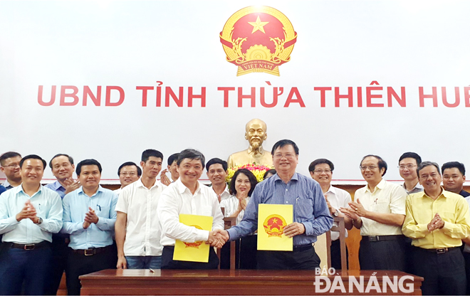 Phó Chủ tịch Thường trực UBND thành phố Đà Nẵng Đặng Việt Dũng và Phó Chủ tịch UBND tỉnh Thừa Thiên Huế Nguyễn Dung ký kết văn bản. Ảnh: NGỌC HÀ