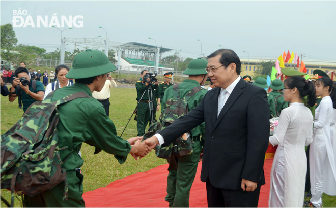 Chủ tịch UBND thành phố Huỳnh Đức Thơ động viên tân binh.  Ảnh: NGỌC PHÚ