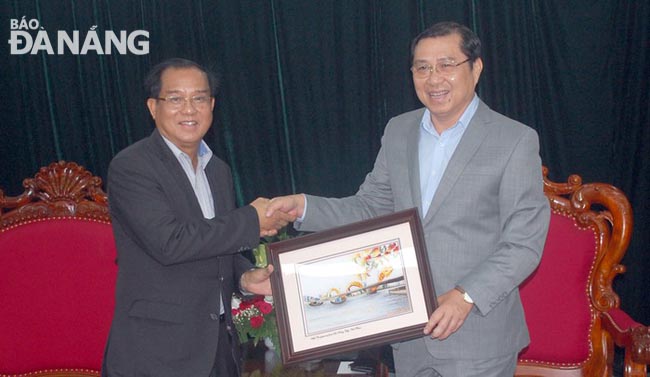 Laotian Minister of Planning and Investment Souphanh Keomixay (left) meeting with Chairman Tho during his working trip to Da Nang on 12 November 2018.