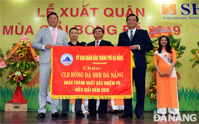 Chairman Trung (2nd right) and Vice Chairman Mien (1st right) presenting the laudatory banner to a SHB DN Club representative.