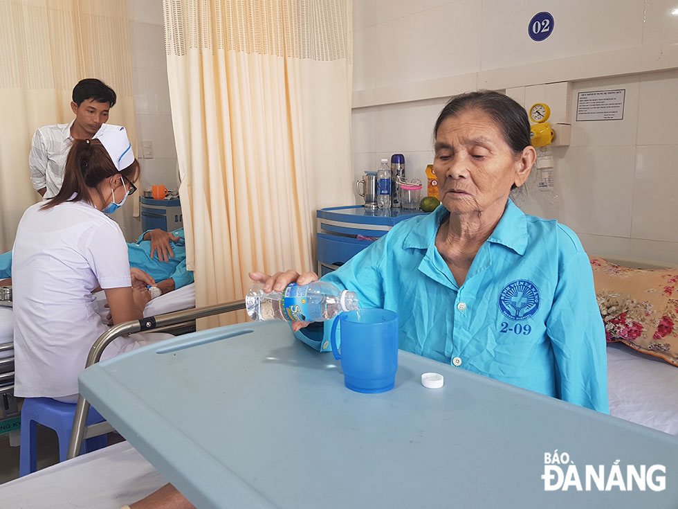 The elderly patients receive the maximum support. There are mobile desks help patients with movement difficulties eat and drink on the spot in a convenient and hygienic manner.