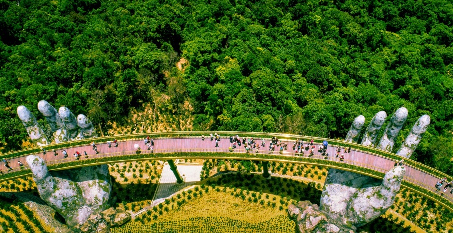 Cầu Vàng tại Sun World Ba Na Hills - công trình điểm nhấn cho du lịch Đà Nẵng.