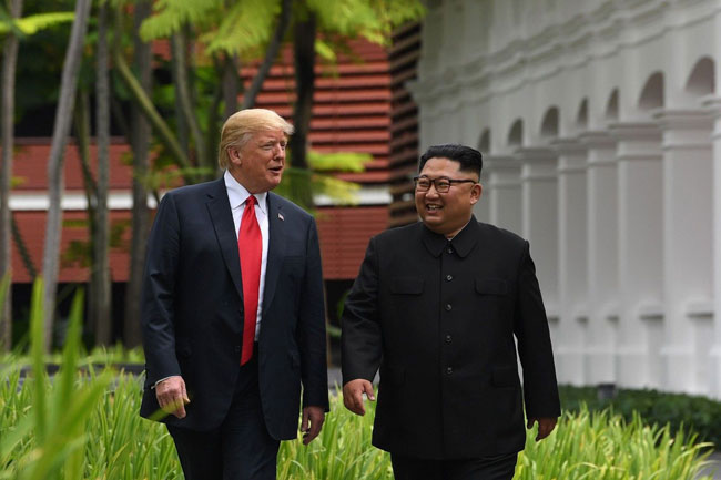 Tổng thống Mỹ Donald Trump (trái) và nhà lãnh đạo Triều Tiên Kim Jong-un gặp gỡ tại Singapore vào tháng 6-2018. 						                Ảnh: Getty Images