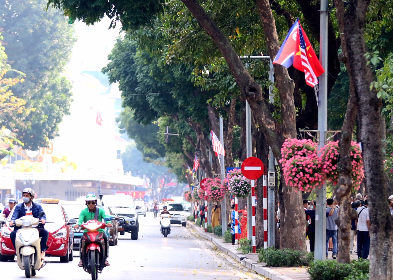 Nhiều tuyến phố được trang hoàng rực rỡ với quốc kỳ Triều Tiên, Hoa Kỳ và quốc kỳ Việt Nam cùng những giò hoa tươi. 