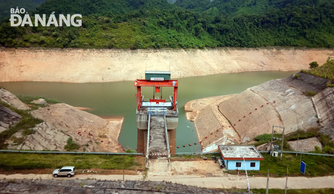 Mực nước trong hồ thủy điện A Vương đang ở mức rất thấp, dung tích nước hữu ích chỉ đạt 39% hồ chứa. 	Ảnh: H.H