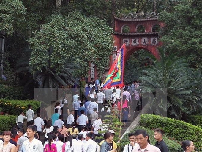 People flock to the Hung Temple in Phu Tho Province during holiday. This year the Hung Kings holiday to commemorate the kings’ death will last three days.