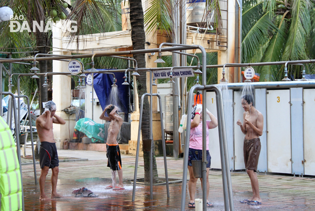 Các bãi tắm công cộng có phục vụ tắm nước ngọt thường xuyên khai thác, sử dụng khối lượng nước ngầm lớn để phục vụ người dân và du khách.  Ảnh: Lam Phương