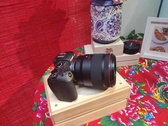 Canon EOS RP có thiết kế nhỏ gọn hơn rất nhiều so với thế hệ full-frame đầu tiên EOS R của hãng.
