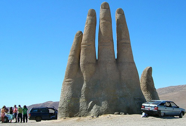 Tượng bàn tay “Mano del Desierto” ở giữa sa mạc Atacama, Chile.