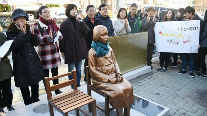 Tượng ​“phụ nữ mua vui” trước Lãnh sự quán Nhật Bản ở Busan, Hàn Quốc.Ảnh: AFP