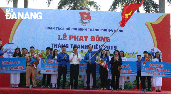Bí thư Thành Đoàn Đà Nẵng Nguyễn Duy Minh phất cờ xuất quân Tháng Thanh niên 2019.