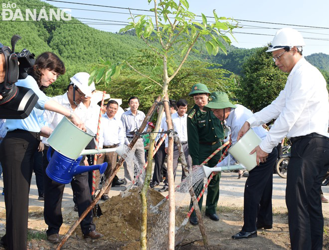 Phó Chủ tịch UBND thành phố Hồ Kỳ Minh (bìa phải) tham gia trồng cây hoa bằng lăng dọc đường ADB 5.