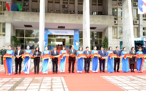Phó Thủ tướng, Bộ trưởng Ngoại giao Phạm Bình Minh cắt băng khánh thành Trung tâm báo chí quốc tế.
