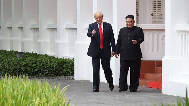 Tổng thống Donald Trump và Chủ tịch Kim Jong-un tại Singapore tháng 6-2018 (Ảnh: AFP)