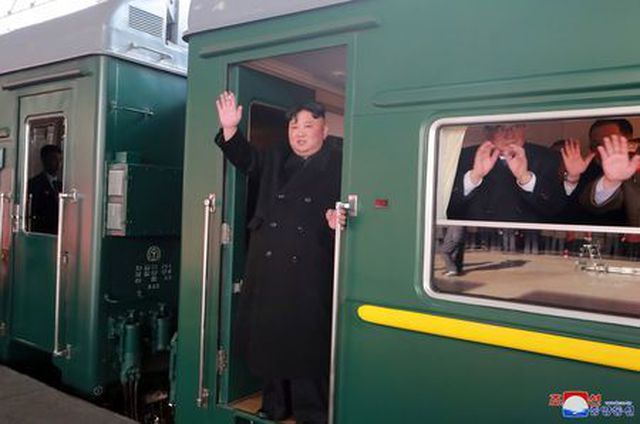 Chủ tịch KIm Jong-un vẫy tay chào khi lên tàu rời Bình Nhưỡng đến Hà Nội chiều 23/2. (Ảnh: KCNA)