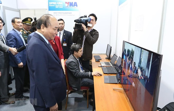 Prime Minister Nguyen Xuan Phuc visits the Viet Nam News Agency's section at the International Media Centre (Photo: VNA)