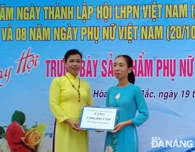 Hội LHPN phường Hòa Khánh Bắc hỗ trợ 2 triệu đồng giúp chị Nguyễn Thị Vân (phải) phát triển kinh tế gia đình.
