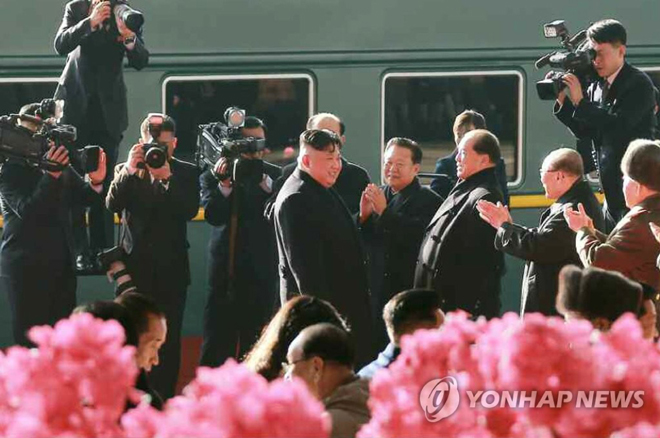 Nhà lãnh đạo Kim Jong-un trước lúc lên tàu rời Bình Nhưỡng đến Việt Nam.  Ảnh: Rodong Sinmun/Yonhap