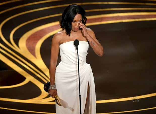 Diễn viên Regina King xúc động khi giành giải Oscar ở hạng mục Nữ diễn viên phụ xuất sắc. (Nguồn:People.com)