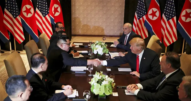 Tổng thống Donald Trump và Chủ tịch Kim Jong-un tại bàn hội nghị ở Singapore vào tháng 6/2018. (Ảnh: Reuters)