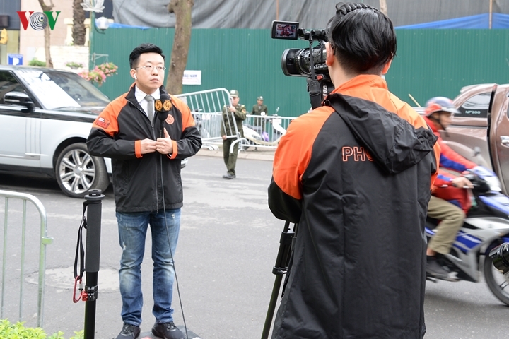 Phóng viên và quay phim của đài truyền hình Phượng Hoàng, Hong Kong, Trung Quốc.