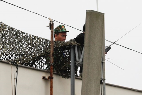 Một chiến sĩ xuất hiện trên mái nhà gần khu vực dự kiến diễn ra thượng đỉnh Mỹ - Triều. (Ảnh: Reuters).