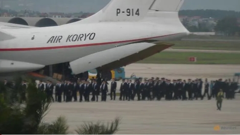 Lực lượng an ninh Triều Tiên bước xuống từ máy bay vận tải của hãng hàng không Triều Tiên Air Koryo ngày 24/2. (Ảnh: Reuters).