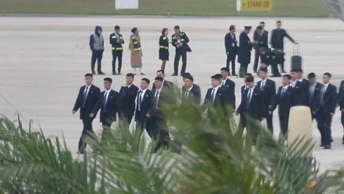 Nhân viên an ninh Triều Tiên mặc trang phục giống nhau. (Ảnh: Reuters).