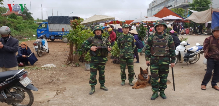 Bộ đội biên phòng mặc áo chống đạn, dắt chó nghiệp vụ đi kiểm tra xung quanh nhà ga. Trước đó, lực lượng công binh đã rà phá bom mìn dọc đường ray tàu của nhà lãnh đạo Triều Tiên có thể đi qua.