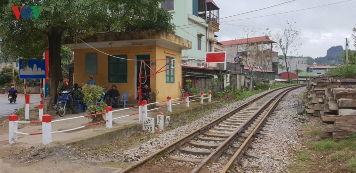 Tại các ngã ba, ngã tư khu vực quanh ga Đồng Đăng, bên cạnh lực lượng CSGT làm nhiệm vụ phân luồng giao thông, Cảnh sát trật tự cũng có mặt phối hợp đảm bảo an ninh.