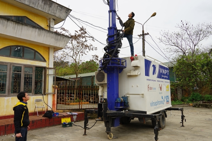 Một trạm phát tín hiệu mạng di động được lắp để phục vụ đoàn khách sắp tới tại ga Đồng Đăng.