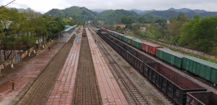 Ga Đồng Đăng (thị trấn Đồng Đăng, huyện Cao Lộc, tỉnh Lạng Sơn) là ga liên vận quốc tế, cũng là ga cuối cùng tuyến đường sắt Gia Lâm - Đồng Đăng, kết nối với tuyến đường sắt liên vận quốc tế sang ga Bằng Tường (Trung Quốc). Trong ga Đồng Đăng có 10 đường sắt, đều là đường khổ lồng (có thể chạy được tàu khổ 1.000mm và cả tàu khổ 1.435mm). Tuyến đường sắt khổ lồng này chạy từ ga Đồng Đăng về đến ga liên vận quốc tế Gia Lâm.